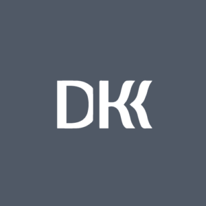 Logo Dyskusyjnego Klubu Książki - litery DKK
